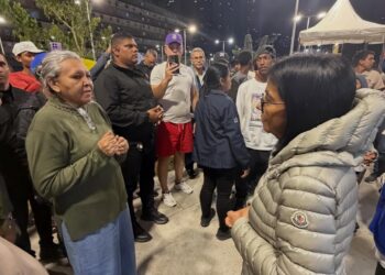 Presidenta (E) Delcy Rodríguez reconoce labor de voluntarios y supervisa atención a familias damnificadas en Caracas