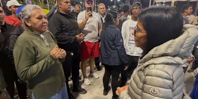 Presidenta (E) Delcy Rodríguez reconoce labor de voluntarios y supervisa atención a familias damnificadas en Caracas
