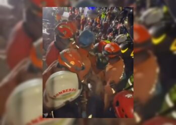 (+Video) ¡Milagro en La Guaira! Rescatan con vida a joven tras 106 horas bajo los escombros
