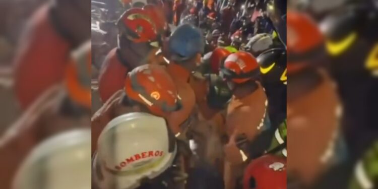 (+Video) ¡Milagro en La Guaira! Rescatan con vida a joven tras 106 horas bajo los escombros