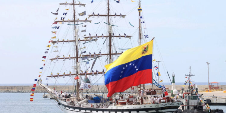 El Buque Escuela Simón Bolívar retoma su ruta hacia Venezuela