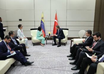 Venezuela y Turquía fortalecen lazos de cooperación en reunión clave entre la presidenta (E) Delcy Rodríguez y el ministro de Energía turco