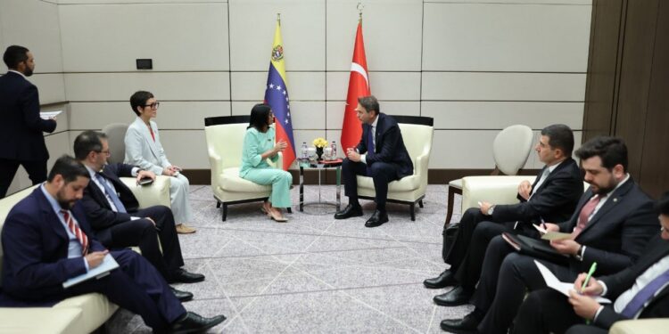 Venezuela y Turquía fortalecen lazos de cooperación en reunión clave entre la presidenta (E) Delcy Rodríguez y el ministro de Energía turco