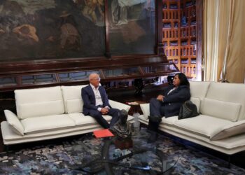 Opositora Dinora Figuera se reúne con presidente de la Asamblea Nacional Jorge Rodríguez