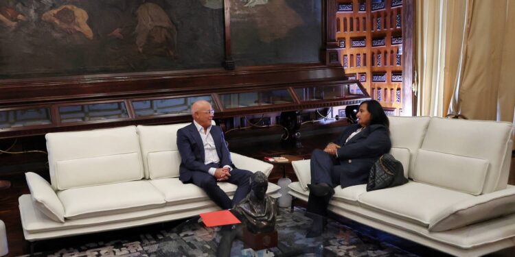Opositora Dinora Figuera se reúne con presidente de la Asamblea Nacional Jorge Rodríguez