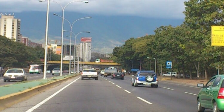 Ministerio de Transporte anuncia cierre preventivo de dos canales en la autopista Valle-Coche por seguridad vial