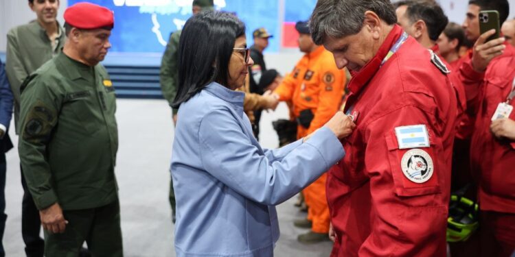 Argentina, Barbados, Brasil, Qatar, Francia, India y Reino Unido reciben la medalla «Héroes de Venezuela» de manos de Delcy Rodríguez