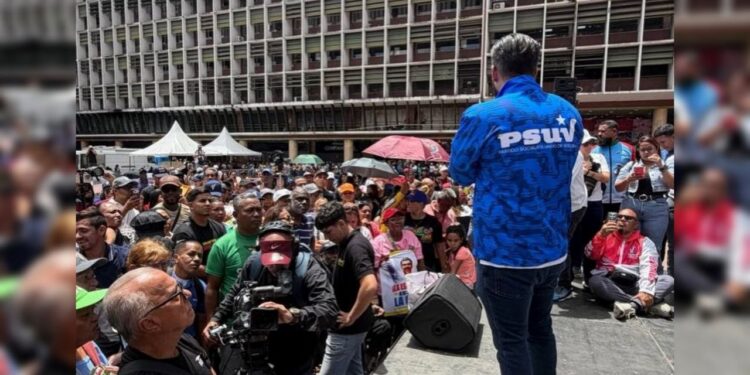 (+Fotos) Poder popular toma la Plaza Caracas en respaldo al presidente Maduro y Cilia Flores