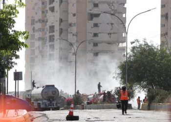 Cabello destaca éxito en la primera demolición controlada de edificio en riesgo en La Guaira