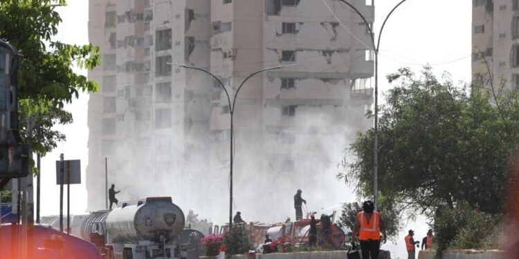 Cabello destaca éxito en la primera demolición controlada de edificio en riesgo en La Guaira