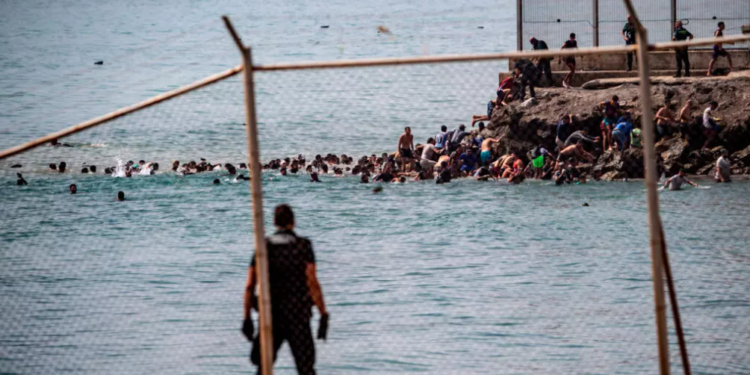 Ceuta vive una jornada de máxima presión migratoria con miles de entradas irregulares desde Marruecos