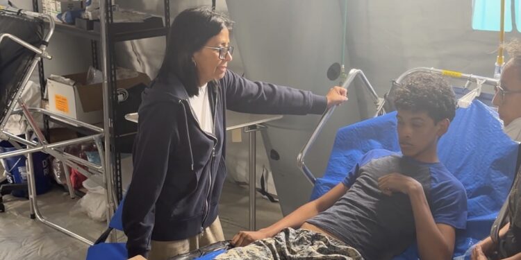 Presidenta (E) Delcy Rodríguez inspecciona hospitales de campaña y coordina atención a damnificados por sismos