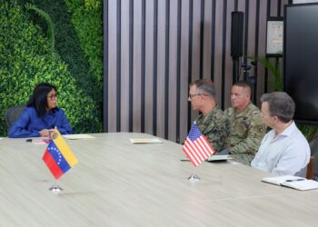 Presidenta (E) Delcy Rodríguez lidera mesa de trabajo con delegación de EE.UU para coordinar asistencia tras sismos en La Guaira