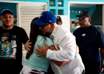 Vicepresidente Pérez Pirela acompaña a familias en campamentos transitorios de Catia La Mar 6 Vicepresidente Pérez Pirela acompaña a familias en campamentos transitorios de Catia La Mar