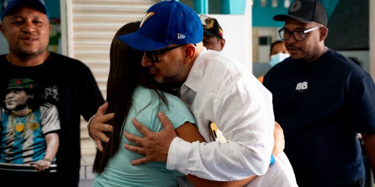 Vicepresidente Pérez Pirela acompaña a familias en campamentos transitorios de Catia La Mar