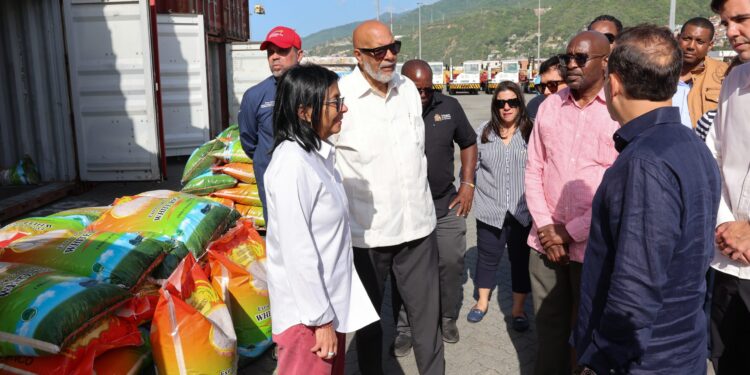 (+Fotos) Presidenta Delcy Rodríguez supervisa llegada de 88 contenedores de ayuda de la Caricom