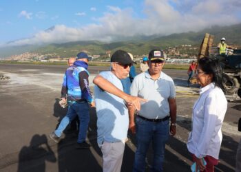 Presidenta Delcy Rodríguez inspecciona avances en la rehabilitación de la pista principal de Maiquetía