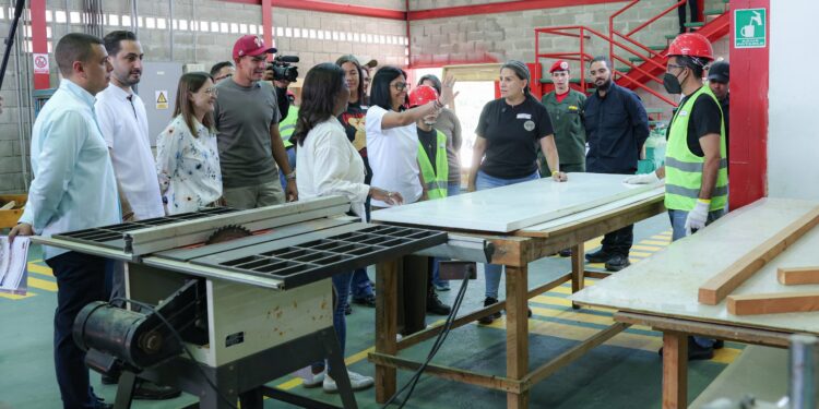 (+Fotos) Presidenta Delcy Rodríguez inspecciona carpintería comunal que produce 700 camas para el Plan «Venezuela Renace»