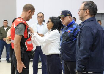Gobierno Nacional condecora a equipos de rescate de la Unión Europea con la Orden "Héroe de Venezuela" 5 Gobierno Nacional condecora a equipos de rescate de la Unión Europea con la Orden «Héroe de Venezuela»