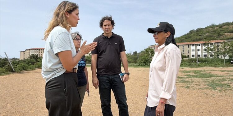 Presidenta Delcy Rodríguez lidera inspección de terrenos en La Guaira para impulsar construcción de 25 mil viviendas antisísmicas