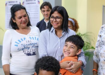 Presidenta Delcy Rodríguez visitó campamento en Petare y reafirmó apoyo a familias afectadas por los terremotos