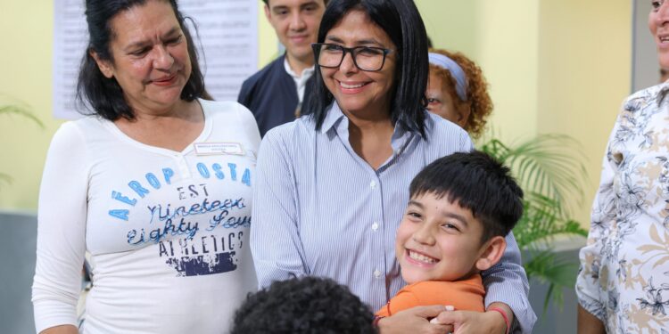 Presidenta Delcy Rodríguez visitó campamento en Petare y reafirmó apoyo a familias afectadas por los terremotos