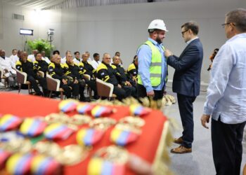 (+Fotos) Venezuela condecora a la brigada cubana de rescate