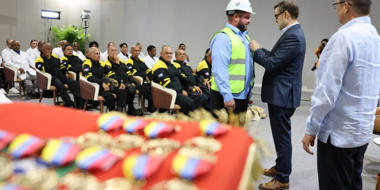 (+Fotos) Venezuela condecora a la brigada cubana de rescate