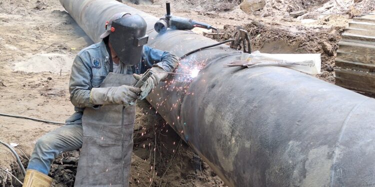 MinAguas activa doble frente de trabajo para restituir el suministro de agua potable en La Guaira