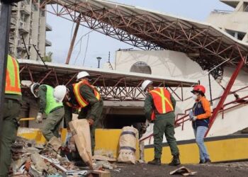 FANB acelera labores de limpieza vial en Caraballeda tras sismos