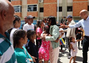 Presidenta Delcy Rodríguez asegura a familias en campamentos transitorios: «Todos van a salir para un hogar»