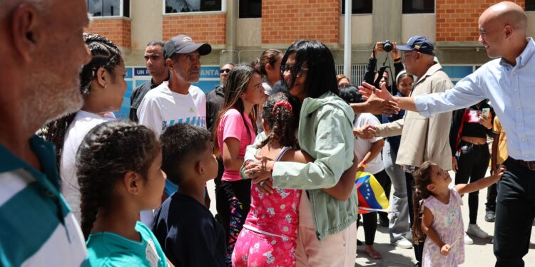 Presidenta Delcy Rodríguez asegura a familias en campamentos transitorios: «Todos van a salir para un hogar»
