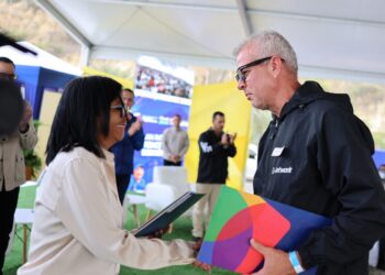 Presidenta Delcy Rodríguez otorga financiamiento a comercios y emprendedores afectados por los sismos en La Guaira