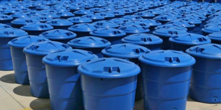 Dotan de tanques de agua a 300 familias afectadas en Playa Verde tras los sismos