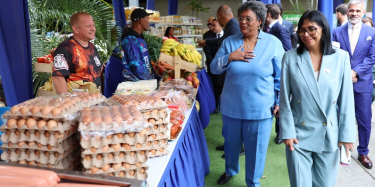 La primera ministra de Barbados, Mia Mottley, conoce el modelo productivo venezolano en el 23 de Enero