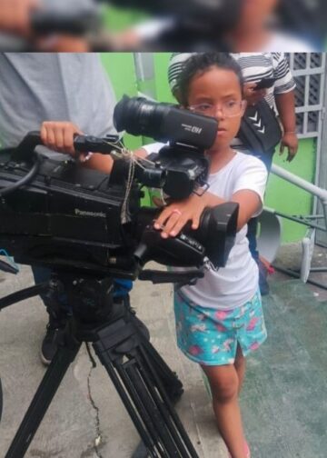 Niños y niñas se acercan al mundo de la televisión a través de una experiencia recreativa y formativa en Campamentos Transitorios