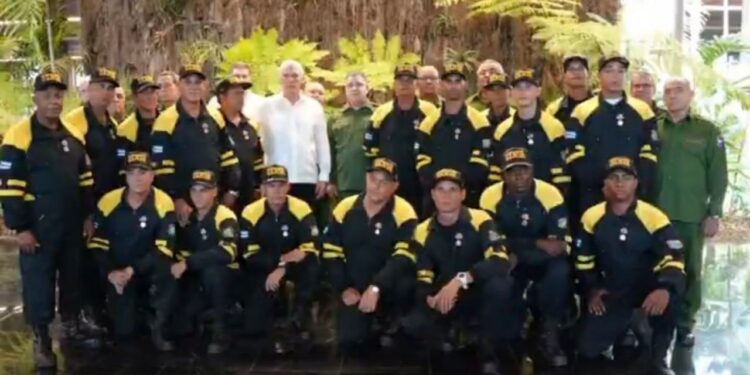 (+Video) Cuba condecora a brigada de rescatistas por su heroica labor humanitaria tras los sismos en Venezuela
