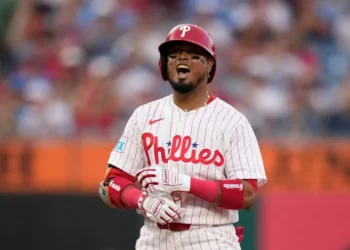 ¡Poder criollo en Filadelfia! Luis Arráez conecta su primer cuadrangular con los Phillies