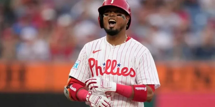 ¡Poder criollo en Filadelfia! Luis Arráez conecta su primer cuadrangular con los Phillies