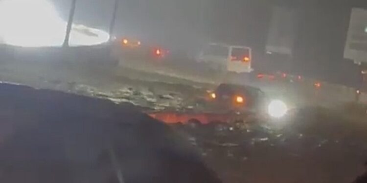 Supervisan despliegue en autopista Valle-Coche y reportan afectaciones por desbordamiento del río Guaire