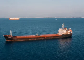 La tensión en Ormuz y Bab el-Mandeb dispara el crudo un 24% en julio