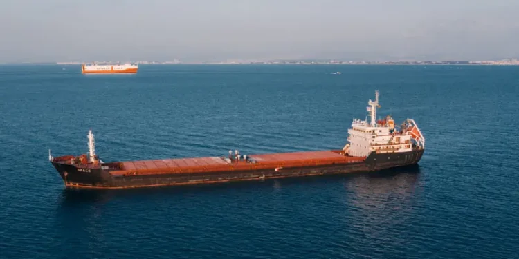 La tensión en Ormuz y Bab el-Mandeb dispara el crudo un 24% en julio