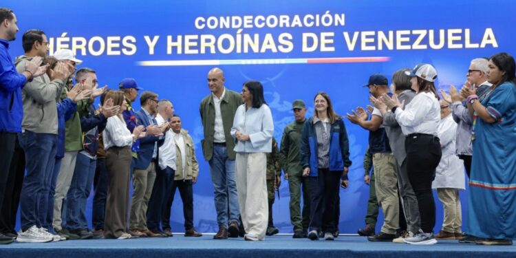 Presidenta Delcy Rodríguez condecora a servidores públicos y equipos internacionales con la orden «Héroe de Venezuela» por su labor tras el doble sismo