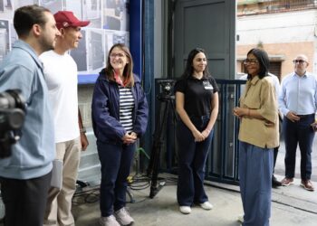 Presidenta Delcy Rodríguez resalta el talento emprendedor venezolano durante visita a fábrica Metalblanc en Catia