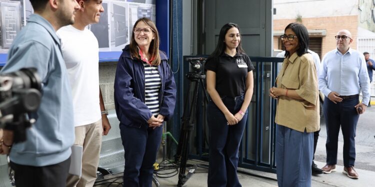 Presidenta Delcy Rodríguez resalta el talento emprendedor venezolano durante visita a fábrica Metalblanc en Catia