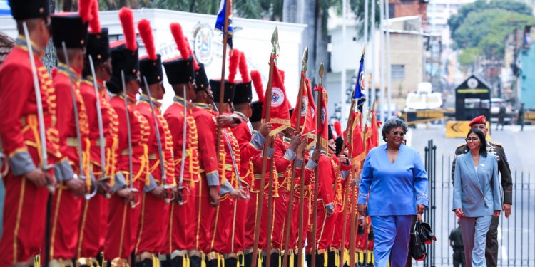 Primera Ministra de Barbados Mia Mottley, arriba a Venezuela en visita oficial para fortalecer la cooperación bilateral