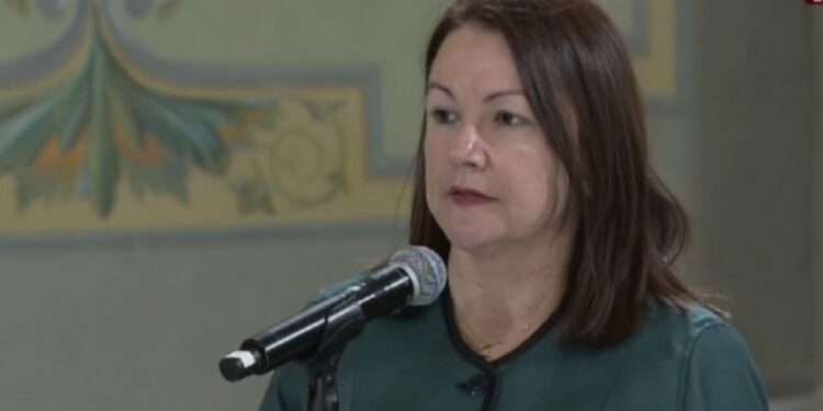 Ministra Paula Henao destaca potencial del campo Lorán tras histórica firma energética