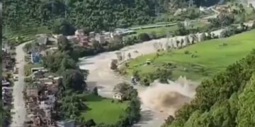 (+Videos) Desborde e inundación causan estragos y víctimas en la frontera China-Nepal