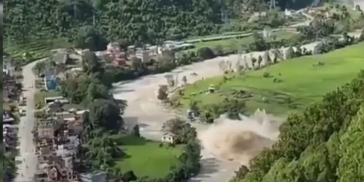 (+Videos) Desborde e inundación causan estragos y víctimas en la frontera China-Nepal