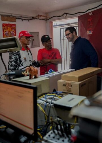 Continua la ruta de la comunicación popular con entrega de equipos técnicos a radios comunitarias de Caracas